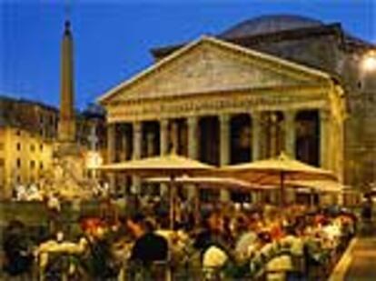El Panteón de Roma, la construcción de época romana mejor conservada de la capital italiana, domina la pequeña plaza de la Rotonda, a un paso de Piazza Navona.