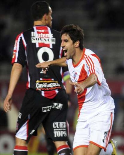 El lateral izquierdo, Juan Manuel Día, celebra el gol de la victoria de River Plate sobre Chacarita Juniors en su estreno en la Segunda División argentina.