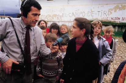 Fernando Sánchez Dragó, durante una entrevista a un grupo de niños en Cabañeros (Ciudad Real) en 2006.