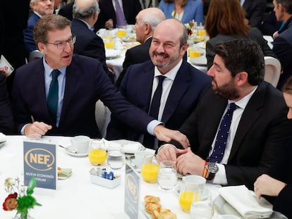 El líder PP, Alberto Núñez Feijóo; el presidente del Senado, Pedro Rollán, y el presidente de la Región de Murcia, Fernando López Miras, en un desayuno informativo el día 15, en Madrid.