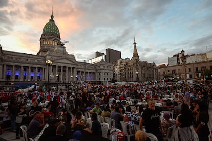 Miles de personas participan en una cena masiva de Nochebuena frente al Congreso de la Nacin en Buenos Aires, Argentina, 24 de diciembre de 2024. 