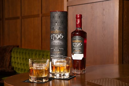 El ron Santa Teresa 1796 Speyside Whisky Cask, servido 'on the rocks', permite apreciar los matices que le confiere haber finalizado su maduración en barricas de whisky.