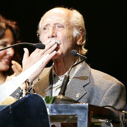 El actor Manuel Alexandre recibe el premio al Mejor Actor Protagonista de Cine por <i>Elsa y Fred</i>.