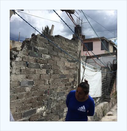 Carolina Urrutia muestra una de las bardas de su casa. Ella y siete miembros de su familia continúan viviendo en la calle.