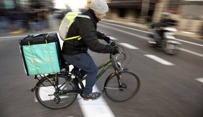 Repartidor de Deliveroo en una calle de Madrid