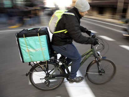 Repartidor de Deliveroo en una calle de Madrid