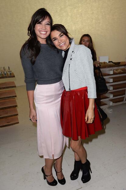 Daisy Lowe y Samantha Barks posaron juntas minutos previos al desfile de Unique.