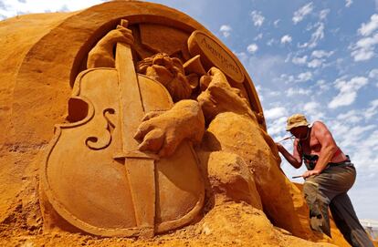 Un escultor termina su obra de arena inspirada en la película de Disney ' Los Aristogatos'.