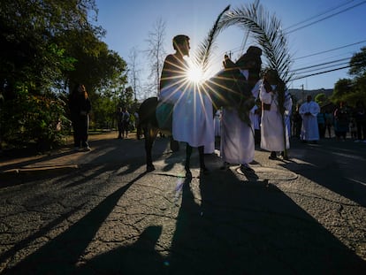 Fieles católicos participan en una procesión del Domingo de Ramos para marcar el inicio de la Semana Santa en Colina, Chile, en marzo de 2024.