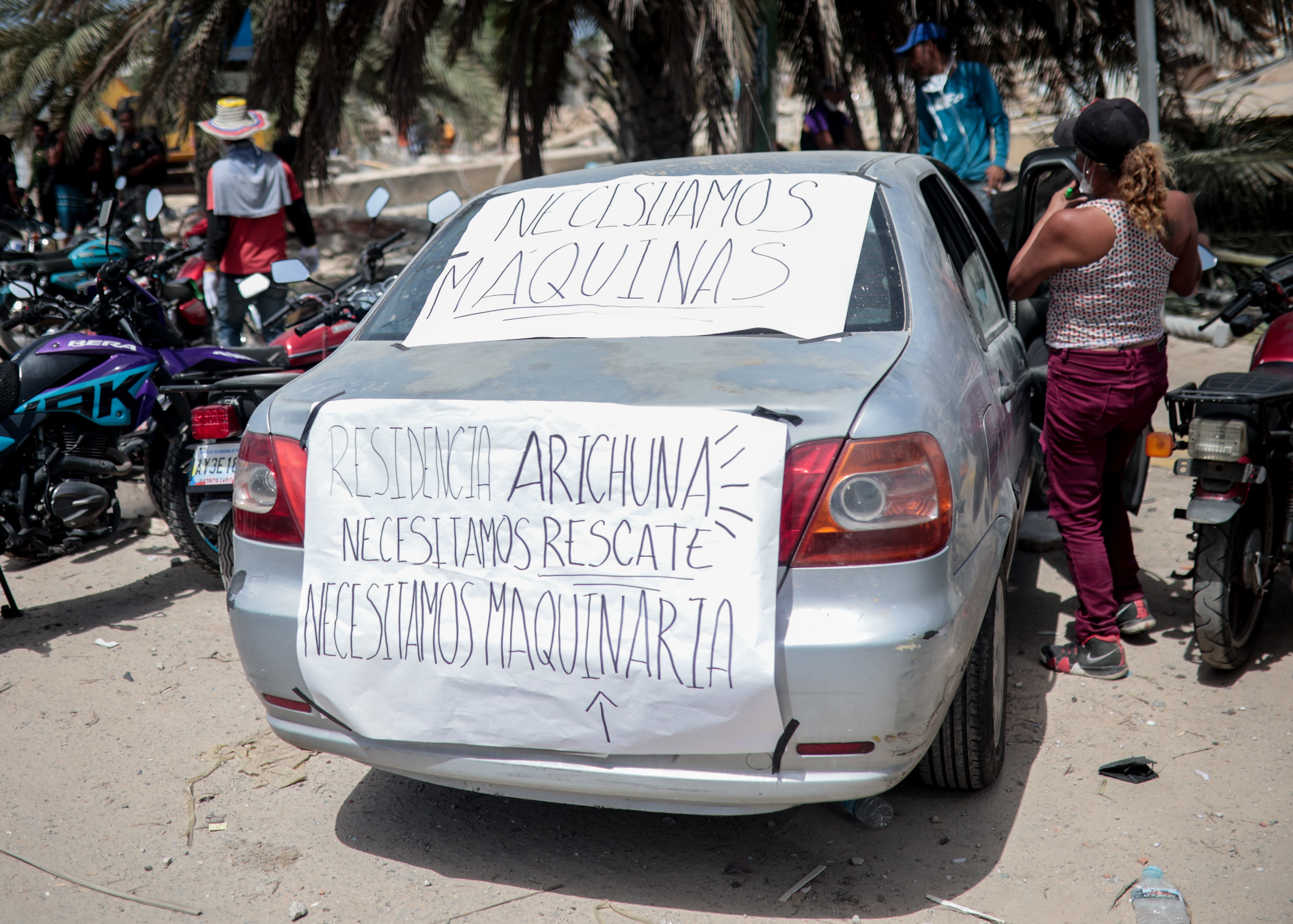 Pobladores de La Guaira solicitan maquinaria para la remoción de escombros.