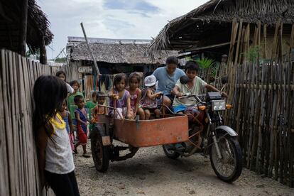 Unos niños juegan en una aldea del municipio de Taytay. La provincia a la cual pertenece, Palawan, todavía tiene un índice de desarrollo inferior a la media nacional.