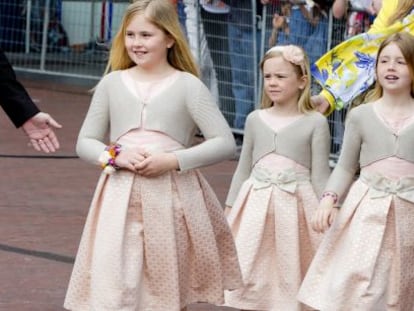 Amalia de Holanda, a la izquierda, con sus dos hermanas.