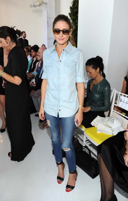 Olivia Palermo opt por un total look vaquero para presenciar el desfile de DelPozo.