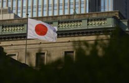 Una bandera japonesa ondea en la sede del Banco de Jap&oacute;n (BOJ) en Tokio. 