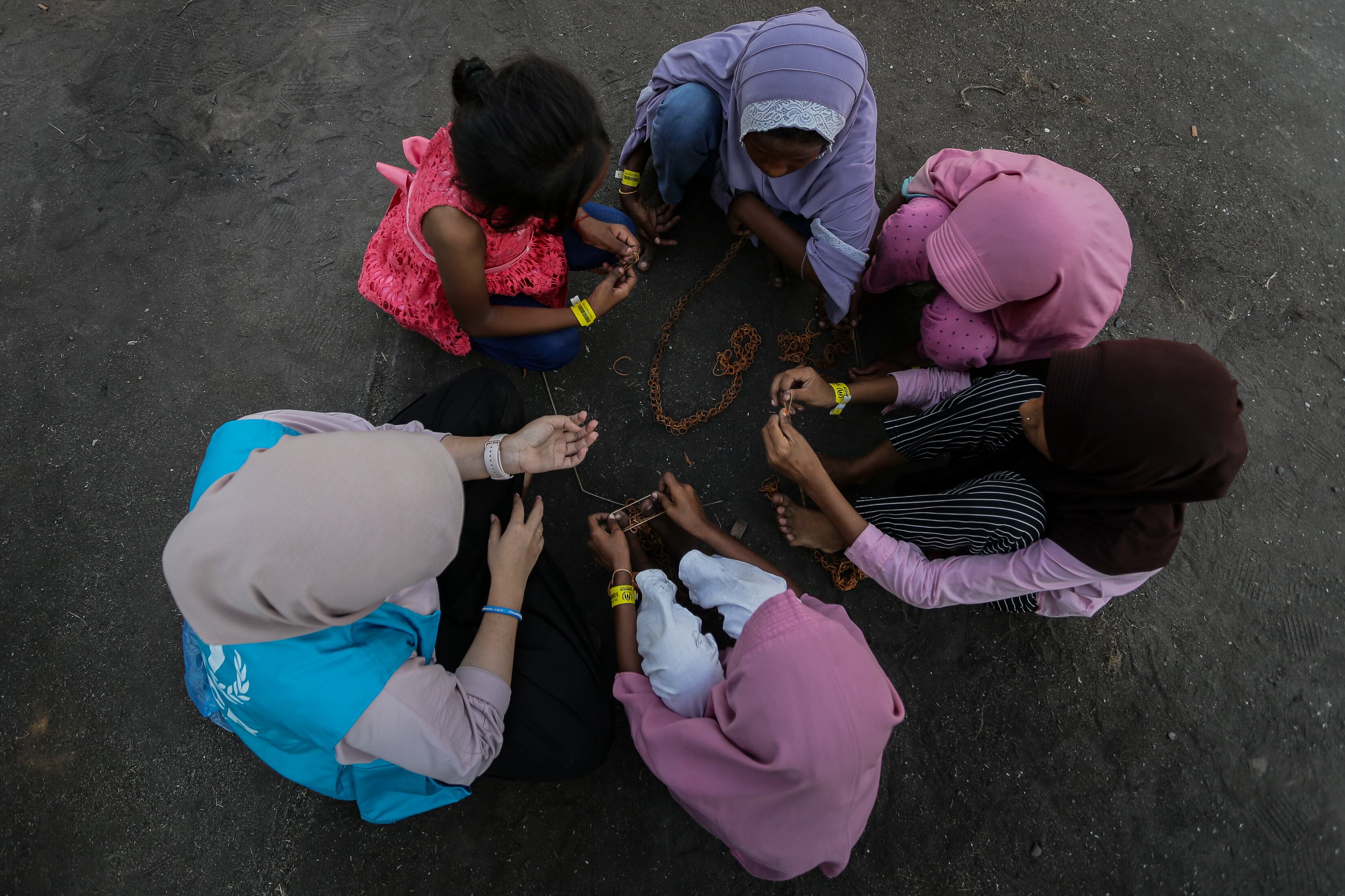 Los niños forman parte de un grupo de 152 refugiados rohingyas rescatados en octubre de 2024 tras pasar semanas en el mar cuando huían de Bangladés. Acnur les proporciona artículos con los que entretenerse en un refugio temporal en Aceh del Sur, Indonesia.