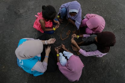 Los niños forman parte de un grupo de 152 refugiados rohingyas rescatados en octubre de 2024 tras pasar semanas en el mar cuando huían de Bangladés. Acnur les proporciona artículos con los que entretenerse en un refugio temporal en Aceh del Sur, Indonesia.