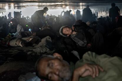 Cientos de adictos se reunían debajo de un puente para consumir drogas, principalmente heroína y metanfetamina, en Kabul, el 15 de junio. La situación apenas ha cambiado desde que, en agosto del año pasado, los talibanes se hicieron con el poder. Aunque no hay cifras oficiales, desde que en 2015 la ONU calculó que el 5% de la población afgana consumía drogas, la cifra no ha dejado de aumentar.