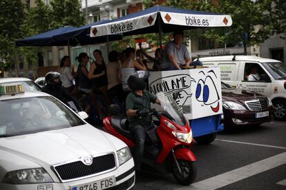 Madrid tiene 3.000 kilómetros de calles, pero el 85% del tráfico se concentra en sólo un tercio, que constituyen verdaderas “carreteras urbanas”. En la imagen, un transporte turístico a pedales en la plaza de la Independencia.