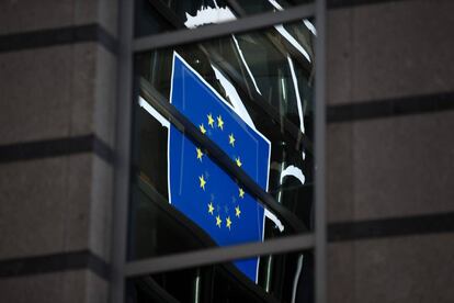 La bandera de la Unión Europea se refleja en una ventana de la sede del Parlamento europeo en Bruselas. 