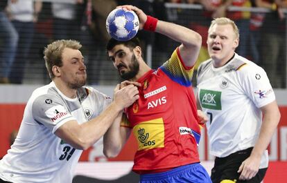 Gurbindo, agarrado por Kuehn en una acción del partido.