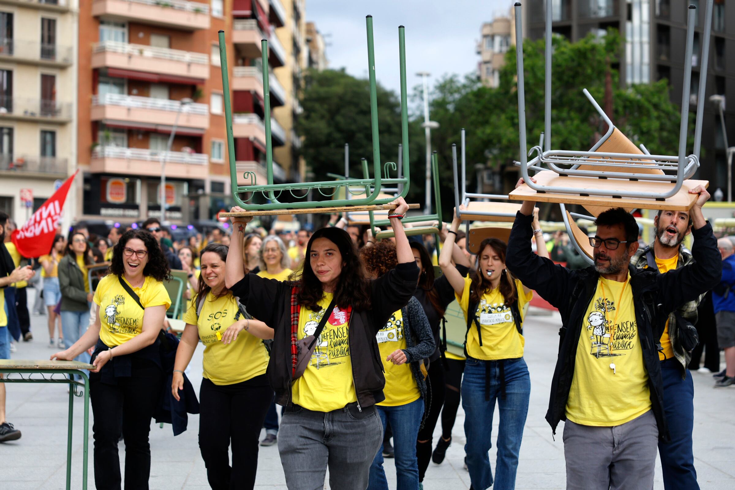 Profesores en huelga protestan en junto a la Sagrada Familia en Barcelona, este lunes. 