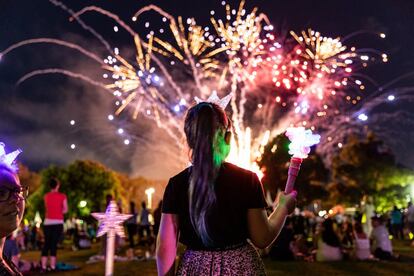 Una niña observa los fuegos artificiales durante la celebración del Año Nuevo en Melbourne, Australia.