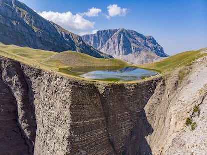 Perdido en el norte secreto Grecia, en el macizo del Pindo, es un tajo descomunal que raja la montaña a lo largo de 12 kilómetros. Las mejores vistas se disfrutan desde el mirador de Oxiá, al que se puede llegar en coche. Quien quiera adentrarse más en este paraje, puede tomar alguno de los muchos senderos que salen del agradable pueblecito de Monodendri. El cañón forma parte del parque nacional Vikos-Aoos, de 12.600 hectáreas.