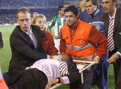 Juande Ramos es retirado en camilla por las asistencias médicas del Ruiz de Lopera