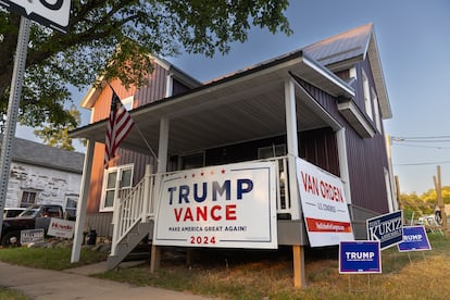 Una vivienda con propaganda de Trump en Richland Center, Wisconsin.