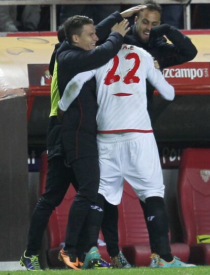 Mbia celebra la consecucin del segundo gol con miembros del banquillo