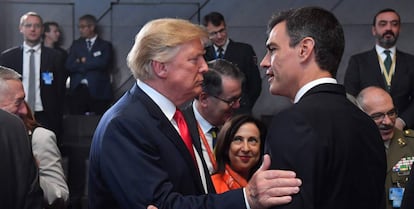 Spain's Prime Minister Pedro Sanchez (R) speaks with US President Donald Trump after arriving to attend the North Atlantic Council meeting during the NATO (North Atlantic Treaty Organization) summit, at the NATO headquarters in Brussels, on July 11, 2018. / AFP PHOTO / EMMANUEL DUNAND