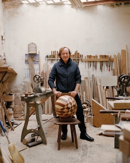 "Una cosa es la artesanía, que hay mucha. Otra, la excelencia artesana. De eso hay muy poco", dice el arquitecto Tomás Alía en el taller de Luis Velasco Vega.