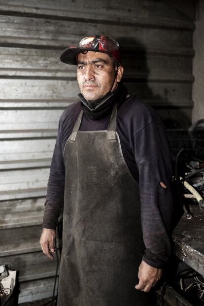 Un trabajador encargado de la separación de metales, en la chatarrería Álvarez San Miguel.