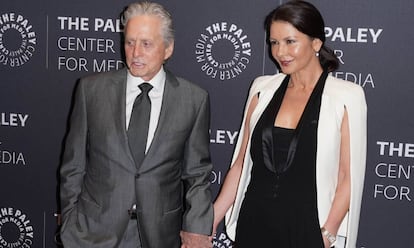 Michael Douglas y Catherinze Zeta-Jones. La actriz ha contado más de una vez cómo conoció a su marido. Michael Douglas se quedó prendado de ella tras verla en ‘La Máscara del Zorro’, y en un festival donde Catherine promocionaba la película tuvieron su primer encuentro. Douglas le soltó: “Sabes que voy a ser el padre de tus hijos, ¿verdad?”. A ella le sentó fatal y le respondió: “He escuchado muchas cosas sobre ti, y veo que son verdad. Buenas noches”. Él intentó enmendar su error enviándole un ramo de flores esa misma noche, y funcionó. Eso fue en 1998 y en el año 2000 se casaron. Su diferencia de edad, 25 años, hizo que muchos no apostaran por su relación. Sin embargo, se han convertido en una de las parejas más estables del panorama actual de Hollywood.