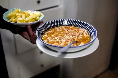 Callos al estilo asturiano con patatas fritas, de Casa Aurora, en Gijón.