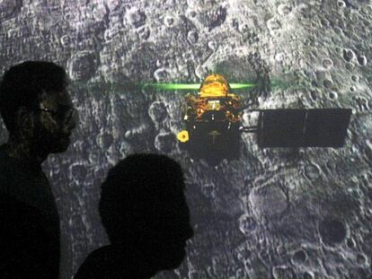 Estudiantes siguen en directo el trayecto de la sonda 'Chandrayaan 2' a la Luna, este viernes es un instituto de Bombay (India).