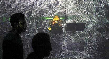 Estudiantes siguen en directo el trayecto de la sonda 'Chandrayaan 2' a la Luna, este viernes es un instituto de Bombay (India).
