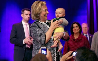 Clinton ha convertido las bajas por maternidad en un argumento de campaña.