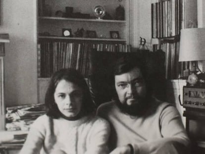 Cristina Peri Rossi y Júlio Cortázar, en la casa de éste en París, en 1973, en una de las imágenes inéditas de la nueva edición del libro.