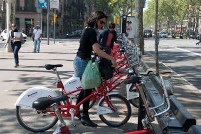 La estación de la plaza de la Universidad al lado de la calle Aribau es un constante hervidero de gente en bicicleta y, según Bicing, la más usada por los abonados.