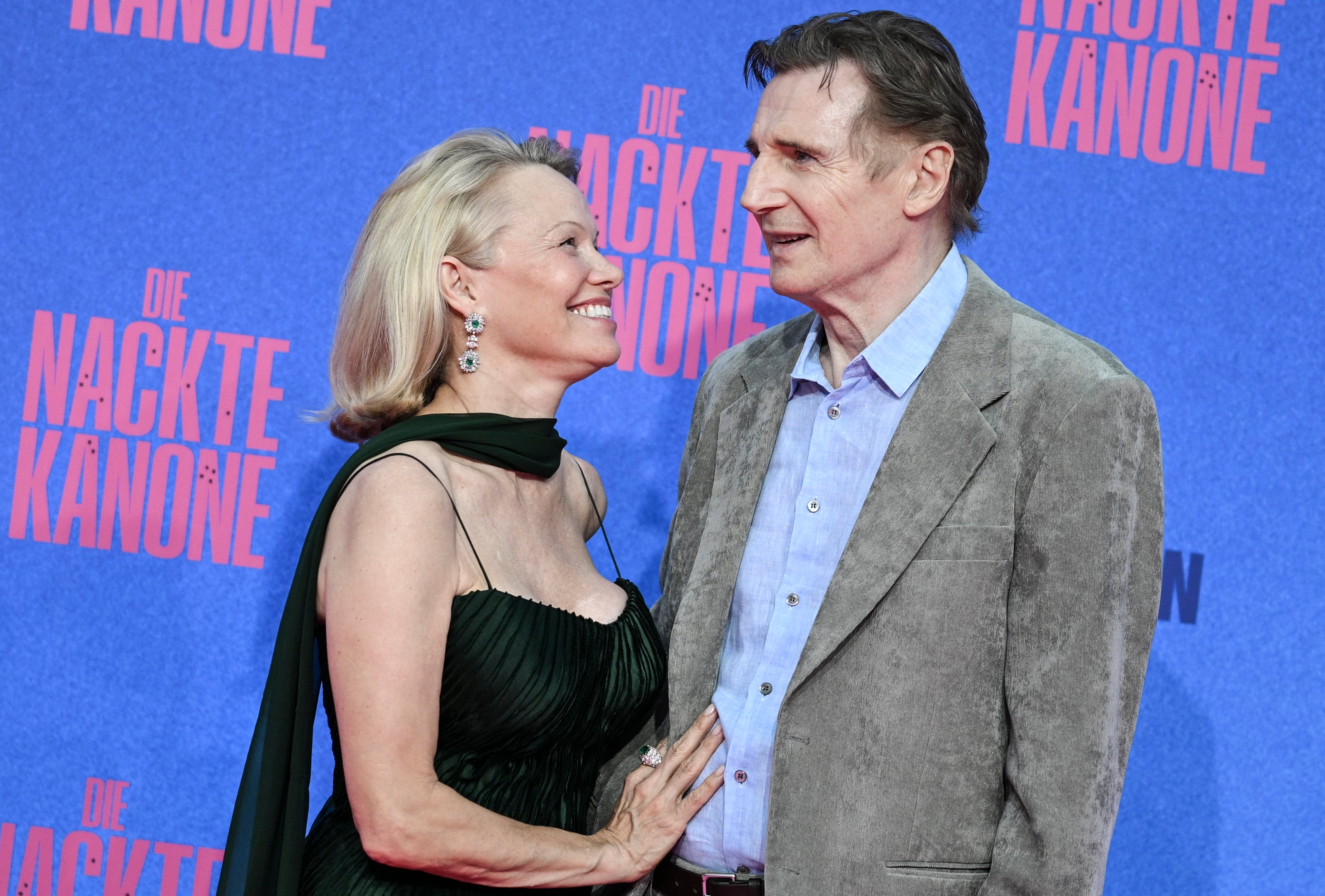 Los actores Pamela Anderson y Liam Neeson en el estreno de 'Agárralo como puedas', el 24 de julio de 2025, en Berlín. 