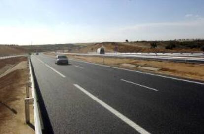 Dos vehculos circulan por la autopista AP-36, carretera, inaugurada hoy por Cintra, que une Oca?a (Toledo) con La Roda (Albacete). EFE/Archivo