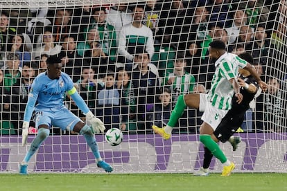 Bakambu anota el primer gol del Betis ante el Vitoria de Guimarâes.