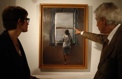 Montse Aguer y Antoni Pitxot ante el mítico cuadro de Dalí.