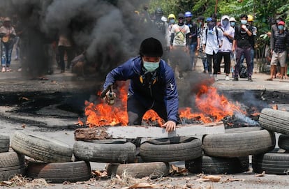 Un manifestante detrás de una barricada durante una protesta en Yangón, este sábado. Las autoridades militares de Myanmar provocaron este sábado una matanza de decenas de civiles, incluidos tres niños, durante la brutal represión de las protestas. El recuento de fallecidos asciende a más de 90, según el medio local 'Myanmar Now'.