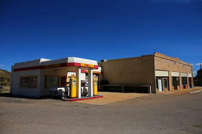 Una antigua estación de servicio restaurada se ve en Lowell, Arizona (EE.UU).