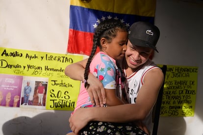 Darwin Hernández abraza a su hija en Valencia, Venezuela.