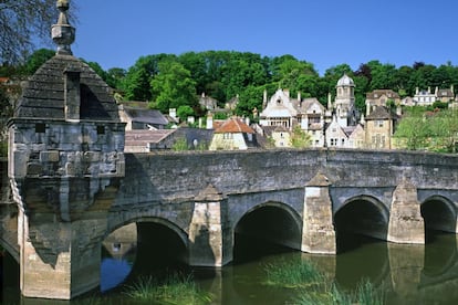 El municipio, calificado por el periódico ‘The Sunday Times’ como una “mini versión de Bath”, fue galardonado como el mejor lugar para vivir en 2015. A orillas del río Avon, el pueblo está lleno de cafeterías, ‘pubs’ tradicionales y tiendas independientes que complementan los paseos por el canal y la visita a su histórica Thithe Barn, un antiguo granero del siglo XIV.