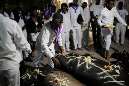 Creyentes vudú hacen ofrendas en Puerto Príncipe, Haití, en 2020.