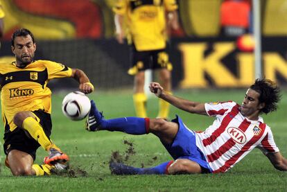 Tiago pelea por el balón ante Prittas.